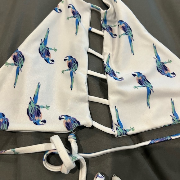 Bettinis Key Hole Bikini Top in Parrot Print Size Medium - Picture 3 of 5